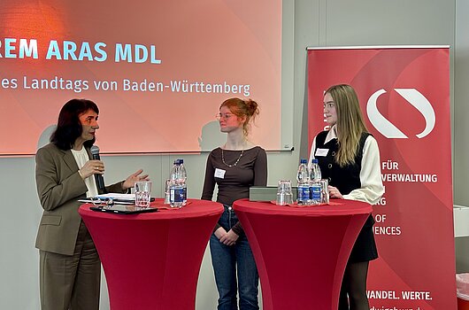 Muhterem Aras im Dialog mit Anastasia Weigandt und Julia Erhardt (AStA) bei einer Podiumsdiskussion an der Hochschule Ludwigsburg.