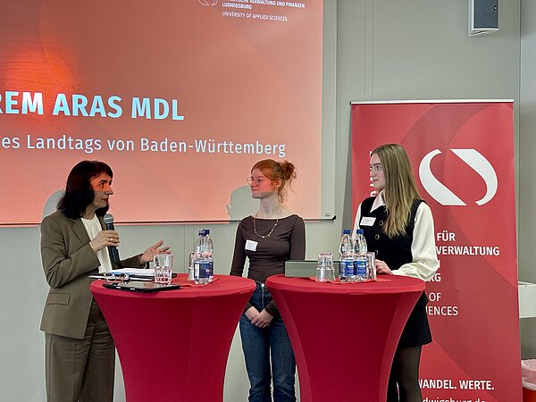 Muhterem Aras im Dialog mit Anastasia Weigandt und Julia Erhardt (AStA) bei einer Podiumsdiskussion an der Hochschule Ludwigsburg.