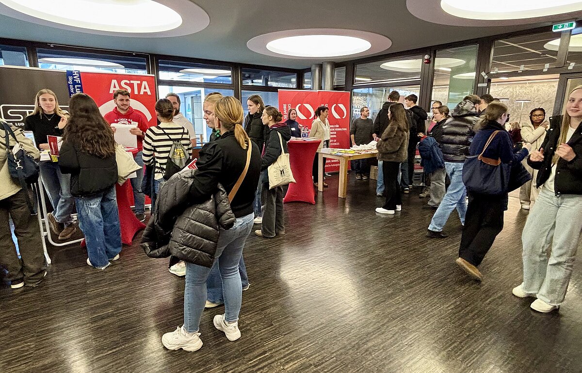 Studieninteressierte informieren sich an den Infoständen der HVF und den studentischen Gremien.