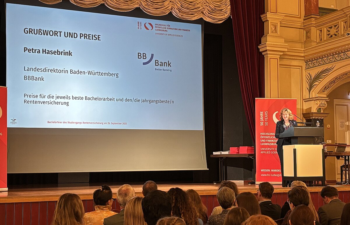 Petra Hasebrink, Landesdirektorin der BBBank, hält ein Grußwort und vergibt Preise für die beste Bachelorarbeit und die Jahrgangsbesten.