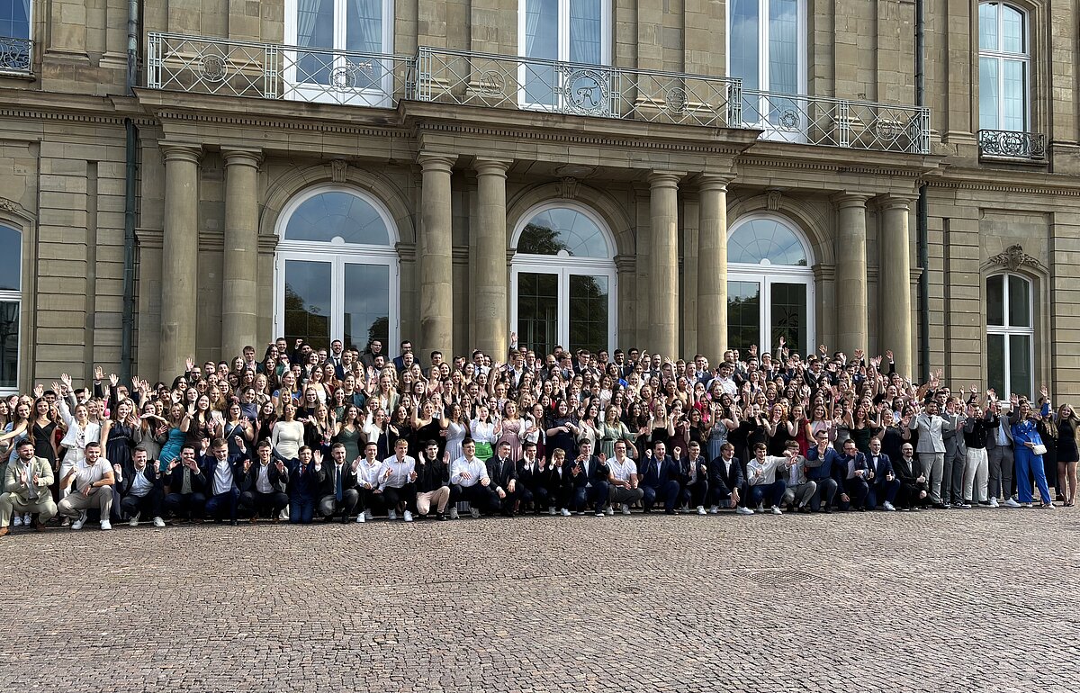 Der Abschlussjahrgang 2025 der Studiengänge Steuerverwaltung und Public Financial Management der Hochschule Ludwigsburg posiert vor dem Neuen Schloss.