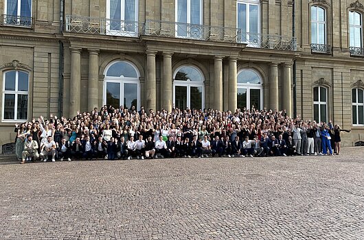 Der Abschlussjahrgang 2025 der Studiengänge Steuerverwaltung und Public Financial Management der Hochschule Ludwigsburg posiert vor dem Neuen Schloss.