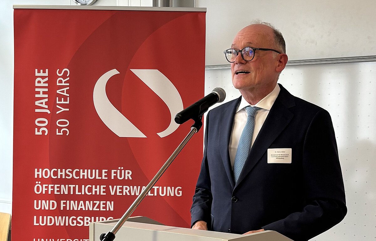 Ministerialdirektor Dr. Hans Reiter (MWK) hält das Grußwort zur Amtseinführung von Kanzler Markus Dammler an der HVF Ludwigsburg.