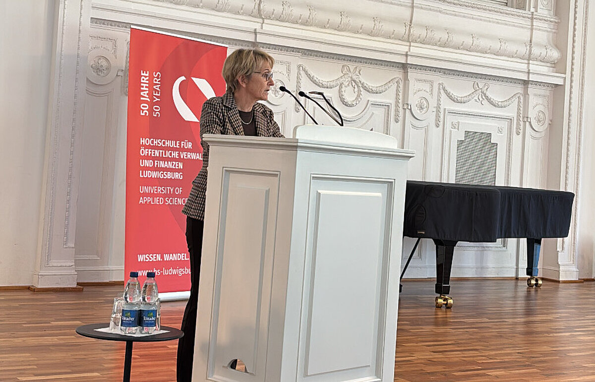 Vizepräsidentin Jutta Nickerl (OFD) bei den Schlussworten der Bachelorfeier für den Studiengang Steuerverwaltung im Weißen Saal, Neues Schloss Stuttgart.