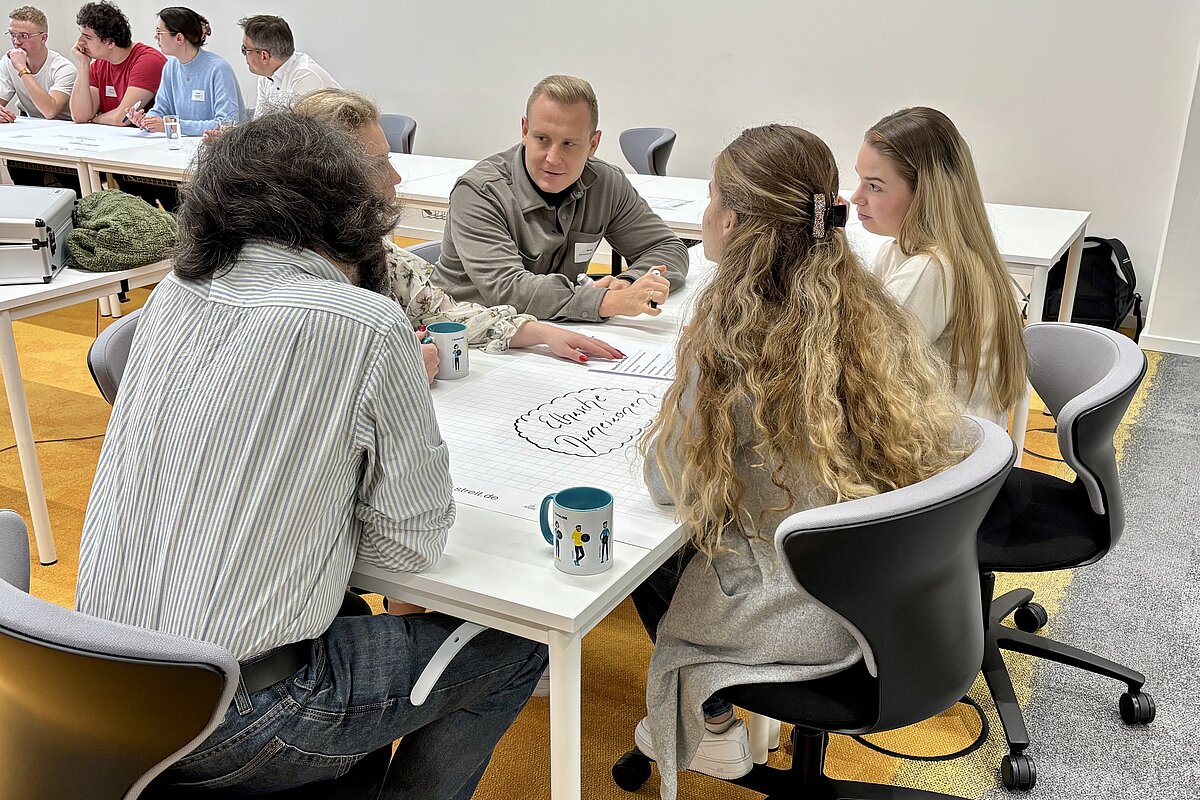 Studierende des DVM-Studiengangs in einem Workshop diskutieren über die Vision des öffentlichen Dienstes auf der Fachtagung.
