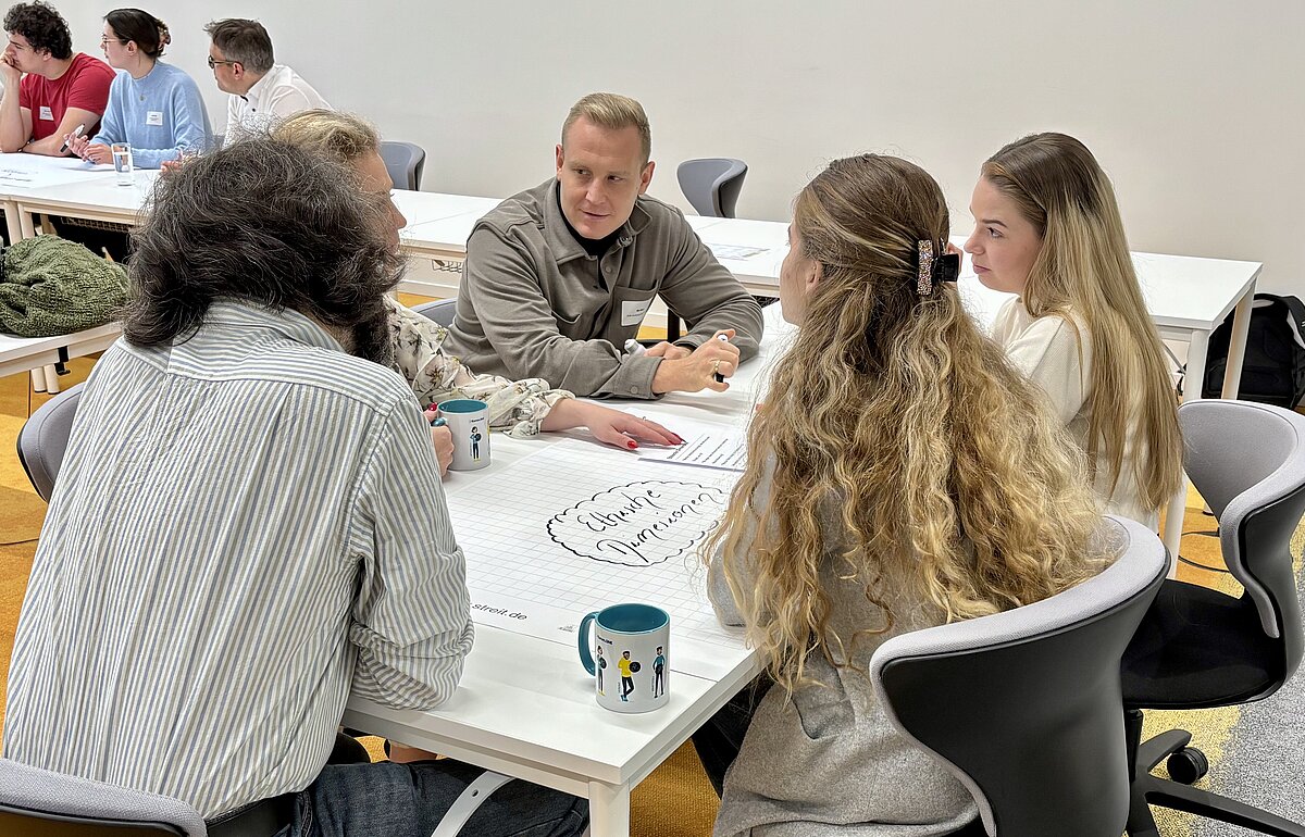 Studierende des DVM-Studiengangs in einem Workshop diskutieren über die Vision des öffentlichen Dienstes auf der Fachtagung.